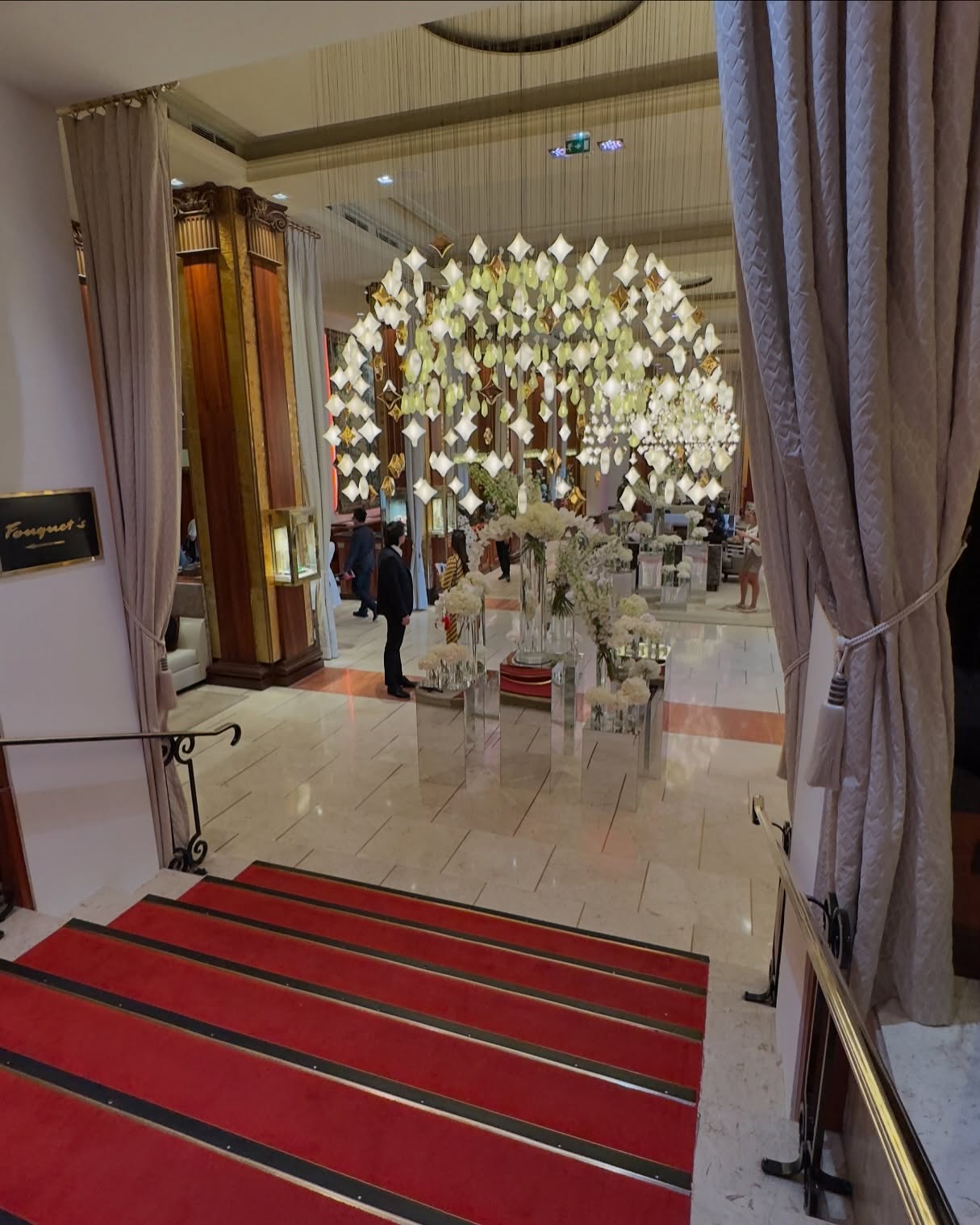 Ingresso di un hotel con tappeto rosso durante un festival del cinema