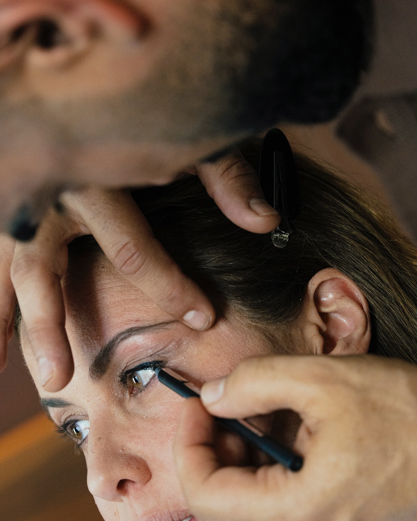 Dettaglio delle mani di un professionista durante la cura dei capelli
